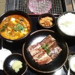 炭火焼肉 七輪房 - 七輪房スペシャルランチ(100g)961円
            (ライスおかわり1杯無料･ソフトドリンク付き)