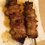 里葉亭 - 親鳥、雛鳥が交互に刺してある
      食感の違いを楽しむ