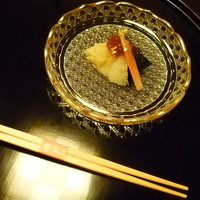名古屋 浅田 - 前菜　赤烏賊屋焼目　白ダツ　若布　茗荷子　ポン酢ジュレ