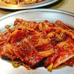 昇楽 - 手前はカルビ、奥は和牛ホルモン