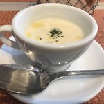 モン・ラパン - 新玉葱のポタージュ。一番美味しかったです！