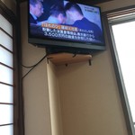 うなぎ あけぼの - 小上がり席上のテレビ