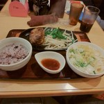 武州うどんあかねandみどりダイニング - ハンバーグ定食：黒酢しょうゆ（\820）