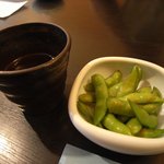 多助割烹 - 焼酎＆枝豆（この枝豆は美味しくなかった）
