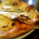 TUNE - チーズ4種のピザ（アップ）