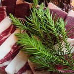 仙人小屋 - 手前が鹿肉。
      奥が熊肉。