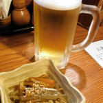 手打ちうどん 自遊席 - ビールとお通し(ピリカラきんぴら)