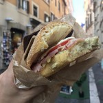 Pane e Salame - 移動しながらパクリと…