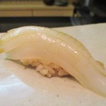 や寿し - 烏賊。縦に入れられた切れ込みが口のなかでほどける食感です。　　　　　2018.06.09