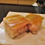 や寿し - 島根県産の鯵を酢と塩で〆た押し寿司。上に昆布を敷いてあります。　　　　　2018.06.09