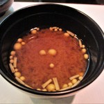 や寿し - 赤だし。濃厚でとてもイイお出汁が効いています。エノキ茸、豆腐。　　　　　2018.06.09