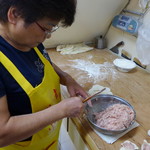 上海華都小吃點心城 - 蒸す直前に包む、これが常識！