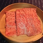 瀬里奈 - 茨城県産の特撰牛サーロインのしゃぶしゃぶ肉・その１です。枚数も７枚で霜降りも多めです。
