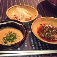 瀬里奈 本店 - しゃぶしゃぶのたれのごまだれ、ポン酢、ピリ辛だれの３点です。