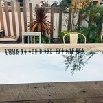 ソラピッツァ - 鏡張りの机。ここにPIZZAを置くとPIZAAが空を飛ぶUFOに見える