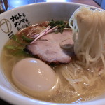 ナルトもメンマもないけれど - 味玉塩らーめん880円