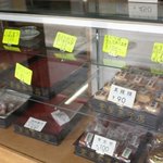 釜屋菓子店 - 夏なので商品少なめなガラスケース