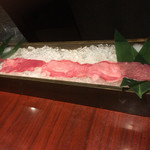 焼肉門門 - 根元から先までの1枚切り大判薄切りタン