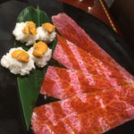焼肉門門 - 名物らしい。雲丹の手毬寿司をサーロインで包み卵に潜らせて食べる。