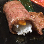 焼肉門門 - 雲丹手毬寿司をサーロインステーキ巻き巻き。