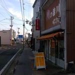 皆川食肉店 - 本町通りの北側から