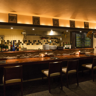 The counter fills up as soon as it opens. Enjoy delicious food with a sense of realism