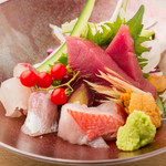 Three pieces of fresh fish sashimi arrived in the morning 1,980 yen (excluding tax)
