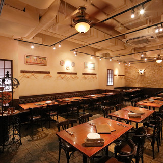 大人数も対応可能！広々とした店内には多様な席をご用意♪貸切可