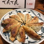 Gyouza Kushidokoro Denden - 小振りでニンニク控えめ、サクサクでカリカリで美味しい、軽いあっさりした餃子です。
                      女子でも、普通20個の円盤餃子を、がっつり一皿食べられますよ。