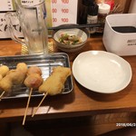 Gyouza Kushidokoro Denden - 串揚げ。うずら、ちくわ、トマトと豚バラ。奥には、お通しの酢モツ。