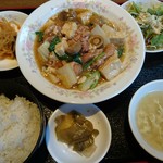 鳳鳴閣 - 鶏肉と豆腐のうま煮ランチ880円