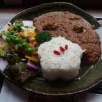 薬膳カレーランチセット（1000円）サラダ、ミニデザート、お茶付き