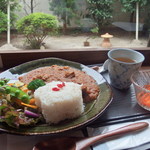 薬膳カレーランチセット（1000円）サラダ、ミニデザート、お茶付き