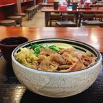 麺処 綿谷 - 肉ぶっかけ @420円
      器が丸っこく深いので、想像以上にボリュームのある一杯。