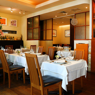 陽光が降り注ぐ中、優雅な時を過ごせるレストラン