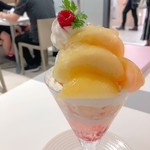 タカノフルーツパーラー 地下鉄ビル店 - 旬果先取り桃のパフェ
