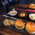 ALLEY CAT CAFE - バーガーランチ（2種のバーガーフライドポテトつき）880円（税別） ソフトドリンクは＋150円（税別）2018.6.24情報