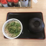 松屋 - ネギたっぷりネギ塩豚カルビ丼の並。
            税込450円。
            美味し。