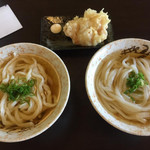 あらき屋 - 左：「手切り麺」かけうどん

右：「錬麺」かけうどん