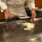 鉄板焼 さざんか - まずはニンニクスライスかりかりに