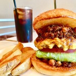 THE ONIBUS BURGER - チーズチリビーンズバーガー(ポテト付) ¥1,310 +tax