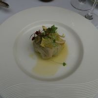 レストラン アラジン - フレッシュな帆立貝、セップ茸をマリネしたものと一緒にちりめんキャベツに包んで蒸したもの、ソースに柚の香りのドレッシング
