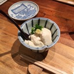 炭火焼鳥 きち蔵 - 付き出しはお豆腐