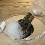 稚鮎の青紫蘇巻き揚げ+黒ゴマソース+柚子の泡