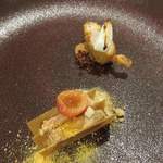 山地陽介 - 奥：あさりのフライと新玉ねぎ、手前:フォアグラのサンドにカラスミ添え、佐藤錦のせ