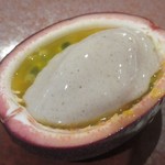 山地陽介 - パッションフルーツのゴマアイスのせ