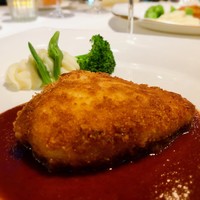 東京會舘 銀座スカイラウンジ - ・三元豚ロースパン粉焼き 大葉とチーズのハーモニー