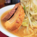 ラーメン二郎 - 豚の厚み