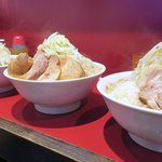 ラーメン二郎 - ＜参考＞大豚（中央）との比較