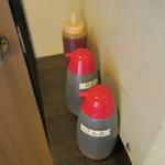 ラーメン二郎 - 冷水器横の調味料